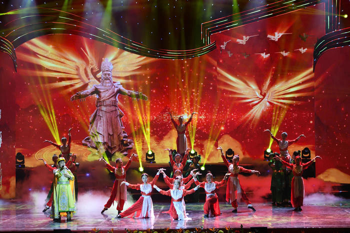 Đường lên phía trước: Giai điệu của niềm tin và khát vọng Đường lên phía trước: Giai điệu của niềm tin và khát vọng