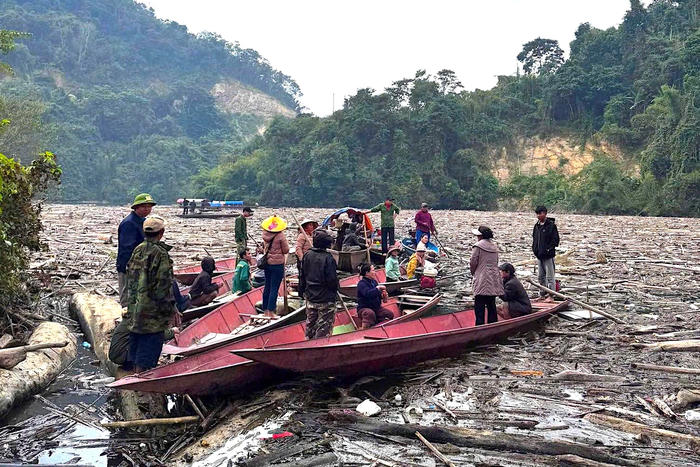 Rác gỗ vây kín lòng hồ thủy điện