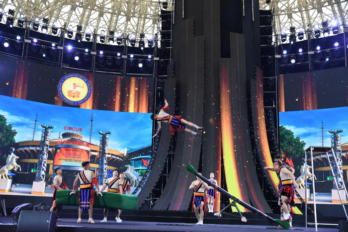 Rộn ràng nghệ thuật xiếc tại Hội chợ Mùa Xuân 2026