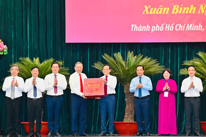 Tổng Bí thư Tô Lâm thăm, chúc Tết Đảng bộ, chính quyền và Nhân dân TP Hồ Chí Minh