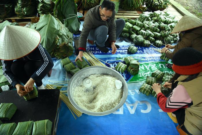Mùa Tết rộn ràng ở làng bánh chưng Tranh Khúc