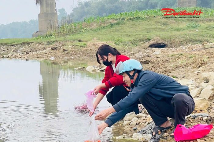 Người dân nâng cao ý thức giữ gìn môi trường trong ngày tiễn Táo quân