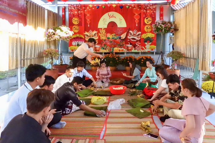 Lưu học sinh quốc tế trải nghiệm Tết Việt