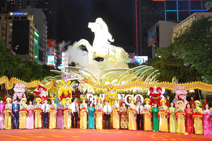 Khai mạc Đường hoa Nguyễn Huệ Tết Bính Ngọ 2026: Bản giao hưởng xuân của nghệ thuật và công nghệ Khai mạc Đường hoa Nguyễn Huệ Tết Bính Ngọ 2026: Bản giao hưởng xuân của nghệ thuật và công nghệ