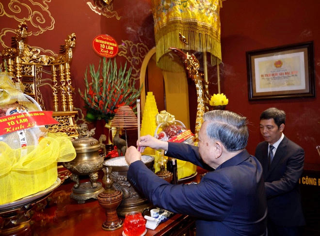 Tổng Bí thư Tô Lâm dâng hương tại Khu Di tích Hoàng Thành Thăng Long
