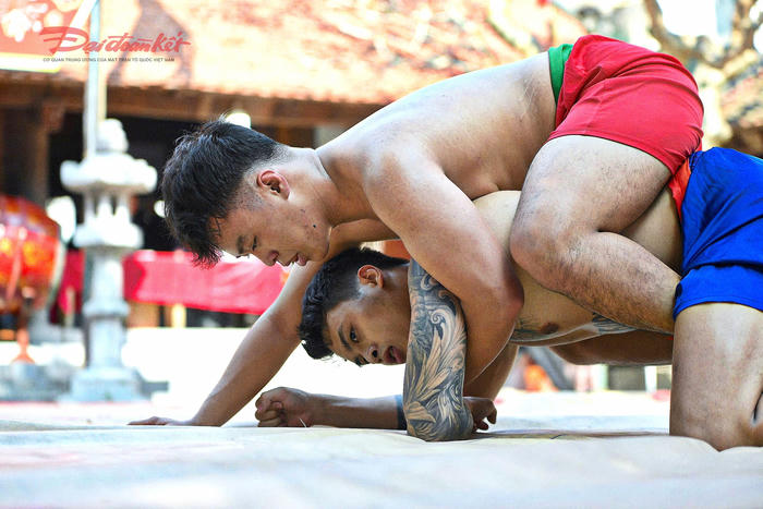 Mai Động rộn ràng hội vật 