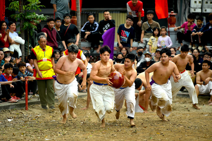 Kịch tính hội vật cầu làng Thúy Lĩnh