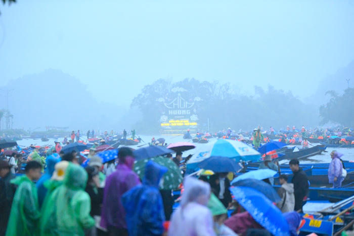 Dòng người đội mưa trẩy hội chùa Hương