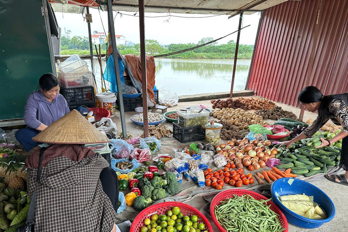 Hàng hóa dồi dào, giá cả ổn định