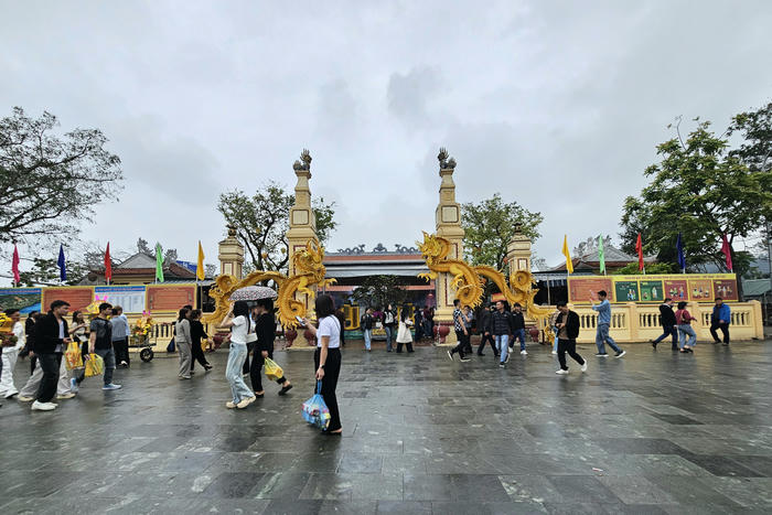 Nhộn nhịp du khách về đền Ông Hoàng Mười chiêm bái dịp đầu năm Nhộn nhịp du khách về đền Ông Hoàng Mười chiêm bái dịp đầu năm