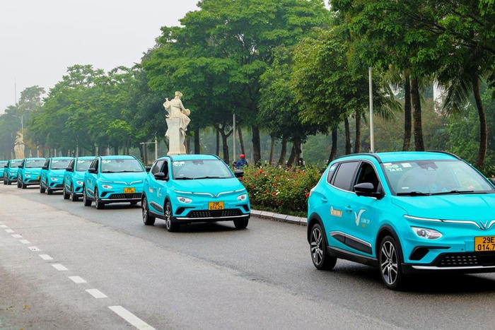 Chậm nhất đến 2030, 100% xe taxi chạy xăng dầu ở Hà Nội phải chuyển sang xe điện, năng lượng xanh