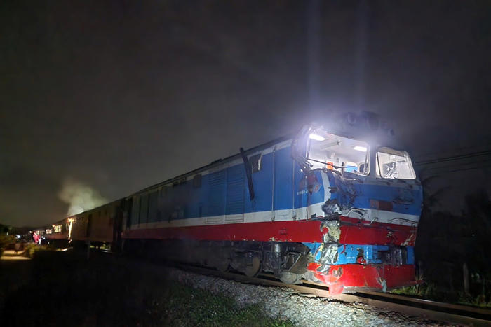 Quảng Ngãi: Khởi tố vụ tài xế container vượt rào chắn đường sắt