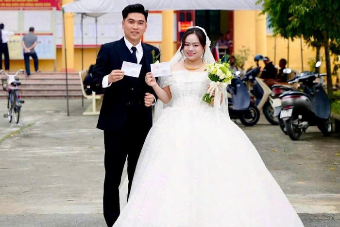 Hải Phòng: Cô dâu, chú rể tay trong tay đi bỏ phiếu