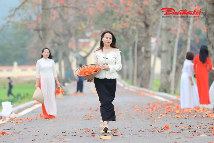 Đoan Nữ rực đỏ mùa hoa gạo