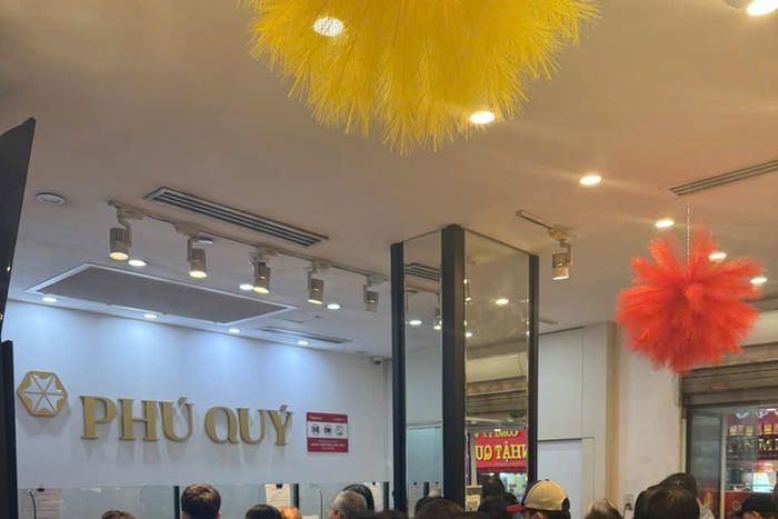 Giá bạc giảm mạnh: Người mua người bán vẫn tấp nập