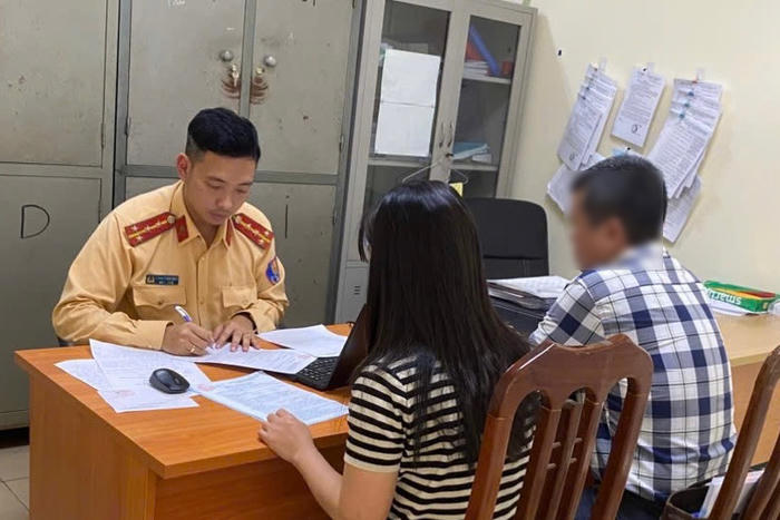  Xử phạt nữ tài xế sử dụng điện thoại khi đang lái xe