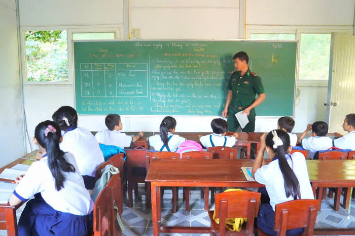 Thầy giáo mang quân hàm xanh miệt mài gieo chữ nơi tiền tiêu Tổ quốc