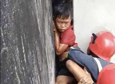 TP Hồ Chí Minh: Công an điều xe chuyên dụng cùng 12 cán bộ, chiến sĩ giải cứu bé trai bị kẹt tường
