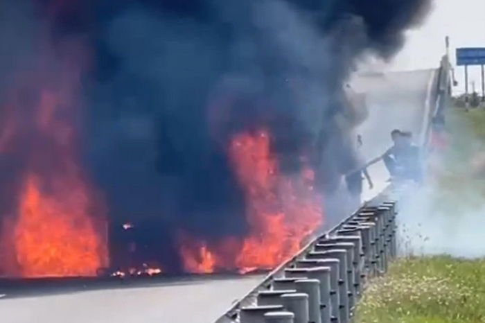 Xe đầu kéo bốc cháy trên cao tốc Trung Lương - Mỹ Thuận