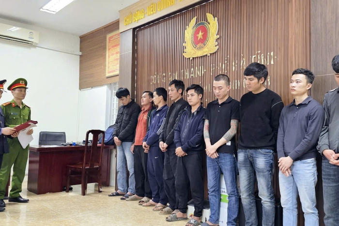 Triệt phá sới bạc trong trang trại lợn ở Hà Tĩnh, khởi tố 17 bị can