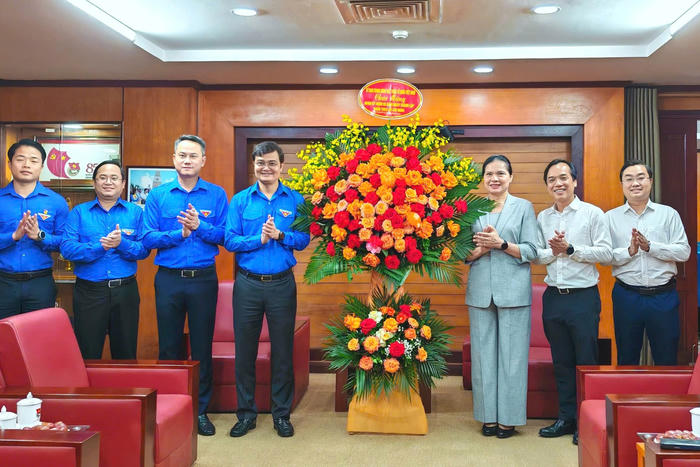 Phó Chủ tịch – Tổng Thư ký Ủy ban Trung ương MTTQ Việt Nam Hà Thị Nga chúc mừng Trung ương Đoàn