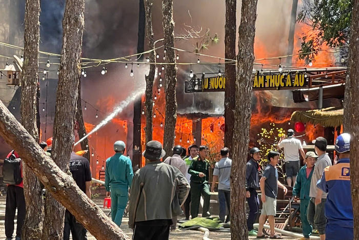 Quảng Ngãi: Cháy tại Khu kinh tế đêm Măng Đen, 4 ki-ốt bị thiêu rụi Quảng Ngãi: Cháy tại Khu kinh tế đêm Măng Đen, 4 ki-ốt bị thiêu rụi