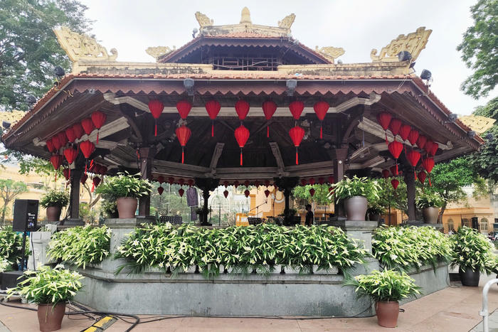 Hàng nghìn bông hoa loa kèn “đánh thức” không gian Nhà Bát Giác Hàng nghìn bông hoa loa kèn “đánh thức” không gian Nhà Bát Giác