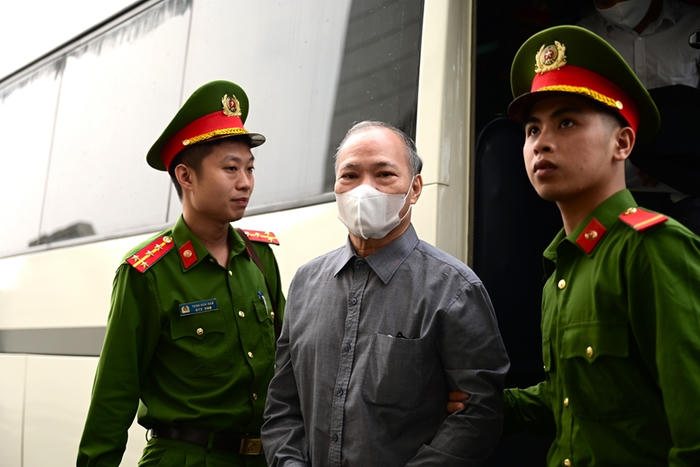 Cựu Thứ trưởng Bộ Nông nghiệp Hoàng Văn Thắng và đồng phạm hầu tòa trong vụ đưa hối lộ 40 tỷ đồng