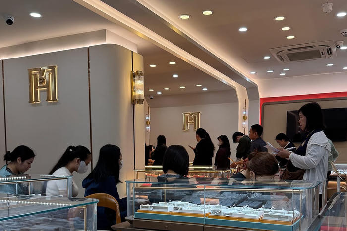 Vàng trải qua một tháng 3 biến động dữ dội