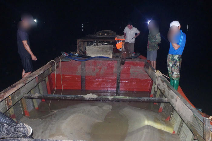 Quảng Trị: Phát hiện vụ khai thác ‘cát lậu’ trên sông Thạch Hãn