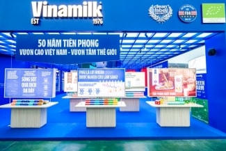 Người dân thích thú trải nghiệm không gian trưng bày của Vinamilk tại triển lãm thành tựu đất nước 80 năm