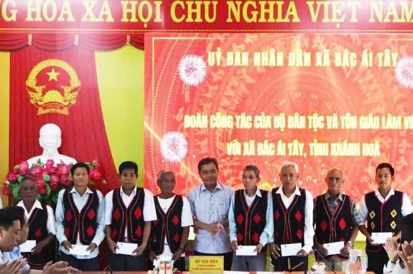 Khánh Hòa: Thứ trưởng Thường trực Bộ Dân tộc và Tôn giáo làm việc tại xã Bác Ái Tây