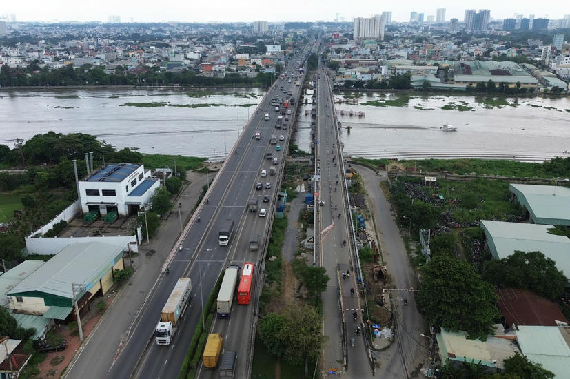 "Thần đèn" nâng cầu nặng hàng trăm tấn lên hơn 1m