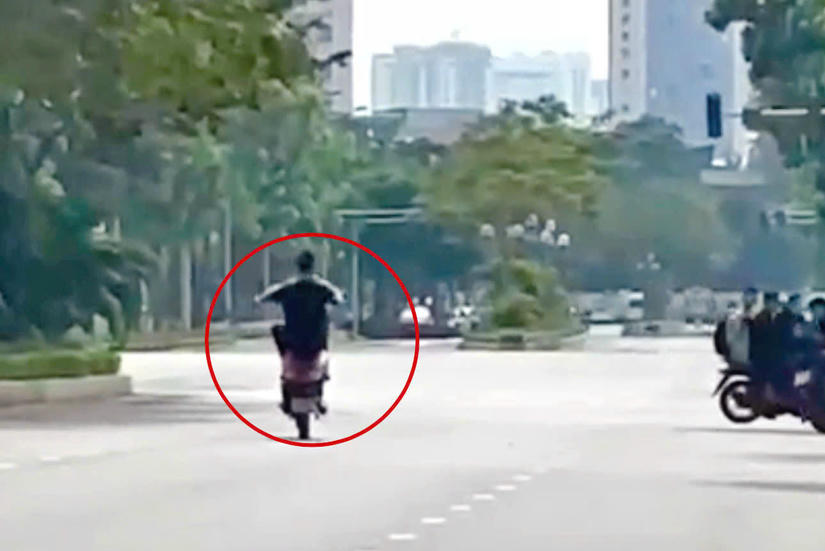 Hà Nội: Xác minh, xử lý vụ thanh niên bốc đầu xe máy gây nguy hiểm
