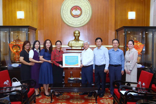 Tiếp tục vận động, ủng hộ đồng bào bị thiệt hại do cơn bão số 11, số 12 và mưa lũ gây ra