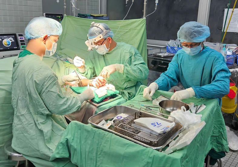 Nối thành công hai bàn tay bị chém đứt lìa