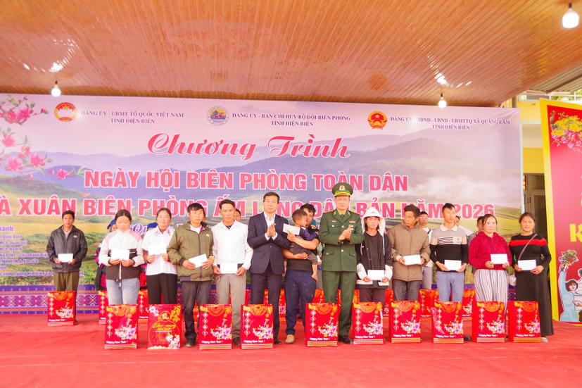 Điện Biên: Hơn 37.000 người dân được tặng quà Tết Bính Ngọ