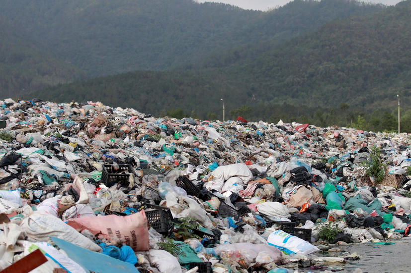 Hà Tĩnh xử lý bãi rác quá tải ở Hồng Lộc