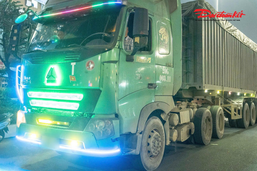 Hà Nội xử lý nhiều xe tải sử dụng đèn, còi sai quy định