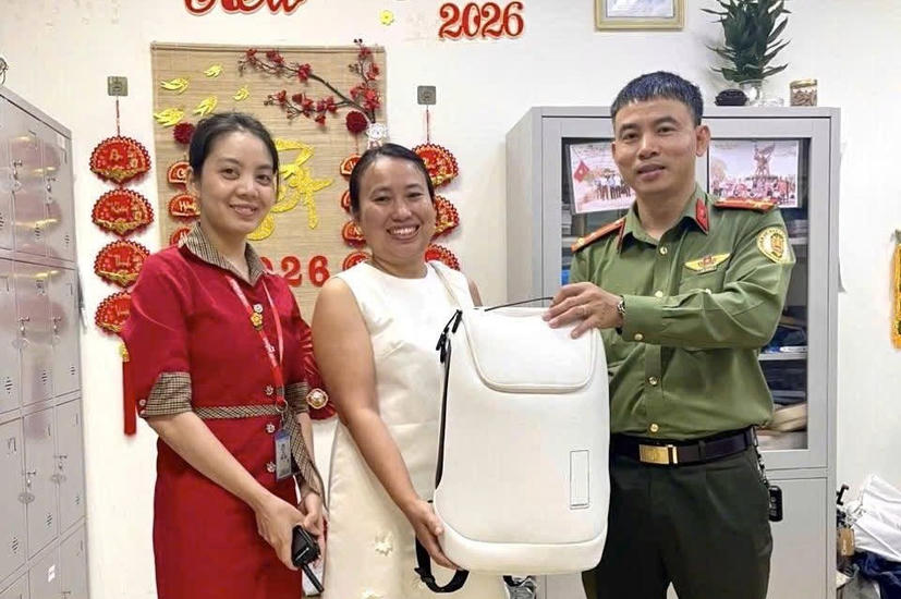 Lực lượng chức năng sân bay Đà Nẵng tìm lại ba lô chứa tiền cho du khách Ấn Độ