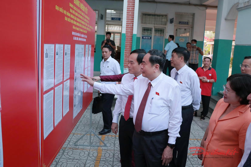 Chủ tịch Quốc hội Trần Thanh Mẫn, nguyên Chủ tịch nước Trương Tấn Sang bỏ phiếu bầu cử tại TP Hồ Chí Minh