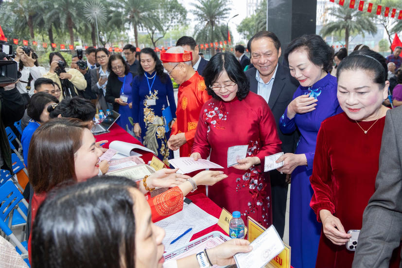 Chủ tịch UBTƯ MTTQ Việt Nam Bùi Thị Minh Hoài cùng cử tri đi bầu cử