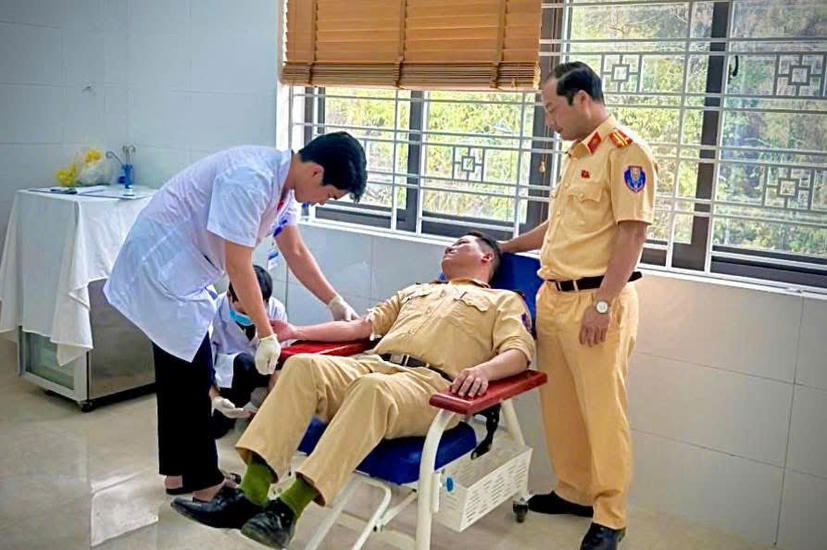 Lào Cai: Kịp thời hiến máu, cán bộ Cảnh sát giao thông cứu sống mẹ con sản phụ
