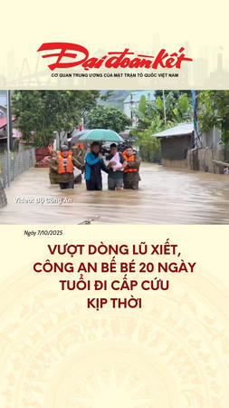 Vượt dòng lũ xiết, công an bế bé 20 ngày tuổi đi cấp cứu kịp thời