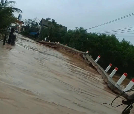 Quảng Trị: Nước lũ tàn phá, làm xô lệch bờ kè trên đường đến thôn Trà Liên