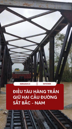 Điều tàu hàng trấn giữ hai cầu đường sắt Bắc - Nam