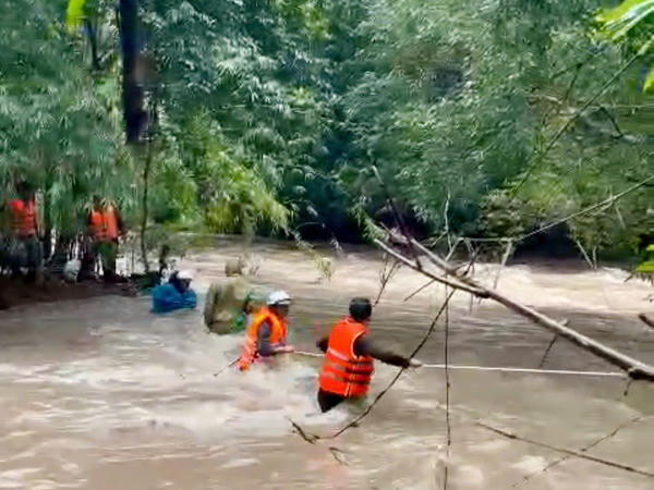 Kịp thời ứng cứu 6 cán bộ bị cô lập trong rừng