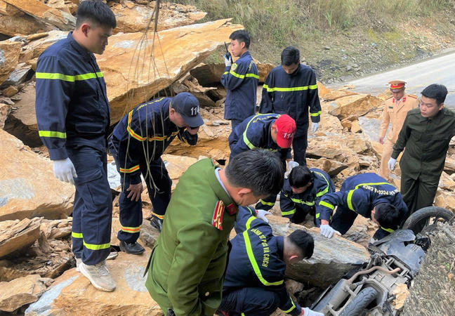 Tìm thấy 2 thi thể trong vụ sạt lở nghiêm trọng trên Quốc lộ 6