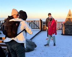 Du khách thích thú trước khung cảnh Fansipan phủ trắng băng giá 