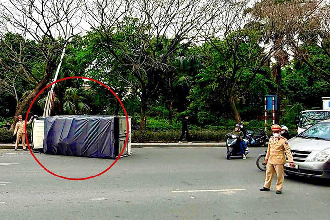 Camera AI truy vết làm rõ vụ xe tải lật giữa đường phố Hà Nội